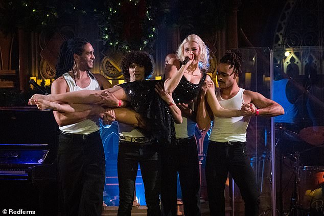 المغنية البالغة من العمر 34 عامًا، والتي استقبلت طفلها الثاني من زوجها عارض الأزياء أوليفر شيشاير في أكتوبر، خصصت أغنيتها الجديدة لعيد الميلاد لمولودها الجديد.