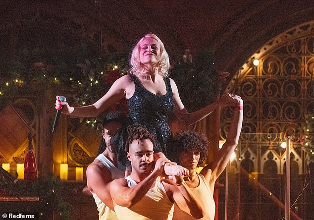 وبينما كانت تغني عددًا من أغانيها الناجحة، انضم إليها عدد من الراقصين الذين رفعوها في الهواء.