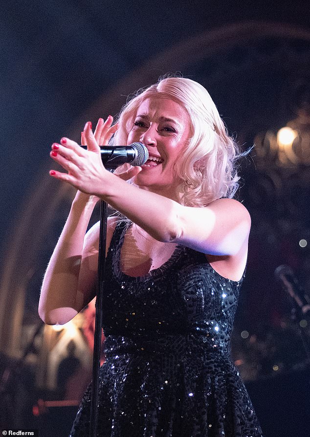 'هذه هي المرة الأولى التي نؤديها معًا. وأضافت: 