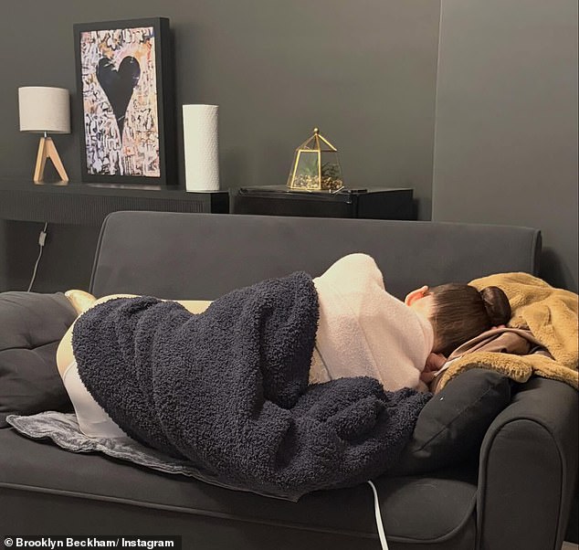 وأرفق رسالته بمجموعة متنوعة من الصور، من بينها صورة نيكولا وهو يغفو على الأريكة بين المشاهد