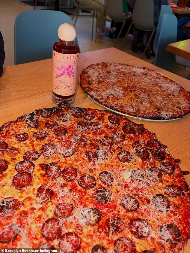 وتضمن المنشور أيضًا صورًا للزوجين يحتفلان بتناول اثنين من بيتزا البيبروني الضخمة