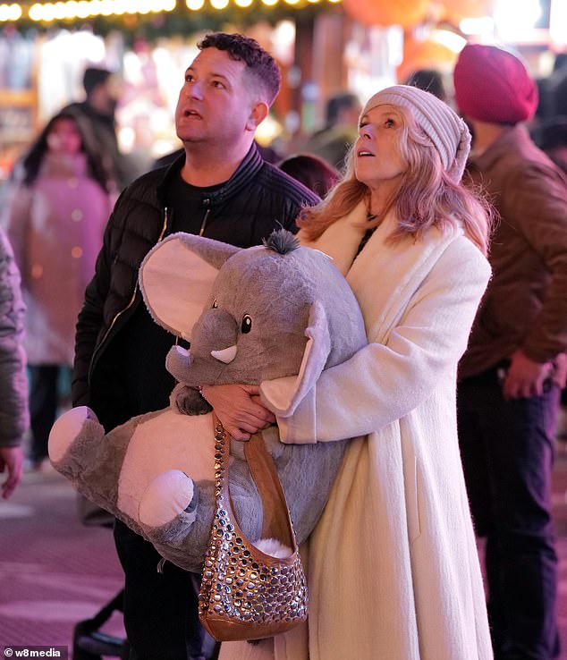 أمضت العائلة ساعات في التنقل في الألعاب في المتنزه الترفيهي. ومع ذلك، اختارت كيت إبقاء قدميها ثابتتين على الأرض، ومشاهدة أطفالها وهم يتحدون ركوب الأفعوانية في الحديقة.