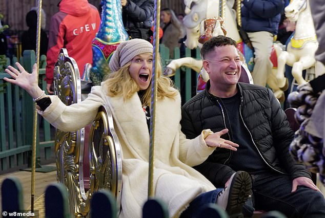 كانت النجمة مبتسمة عندما قامت بسلسلة من الأوضاع أمام الكاميرات أثناء الاستمتاع بالرحلة