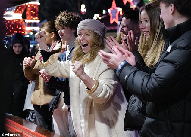 للنزهة العائلية الاحتفالية، ارتدت كيت معطفًا كريميًا من الفرو الصناعي وقبعة محبوكة مطابقة