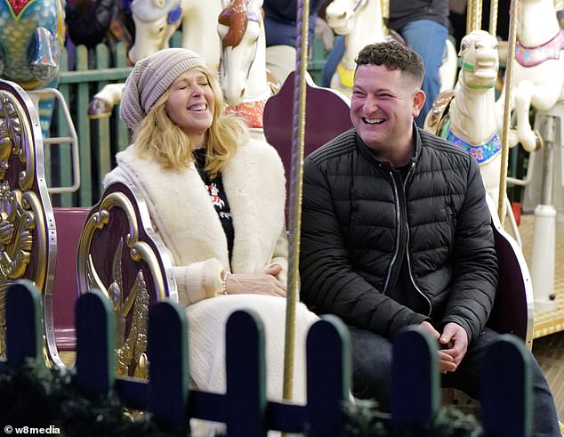 بينما تظهر لقطة أخرى أن كيت وصديقها يعيشان أفضل حياتهما في لعبة دوامة من المرح