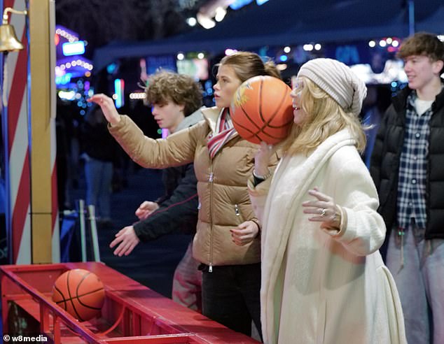 وكانت المذيعة البالغة من العمر 58 عامًا مبتسمة وهي تلعب العديد من الألعاب مع أطفالها قبل أن تحصل على دمية فيل كبيرة كجائزة لها.