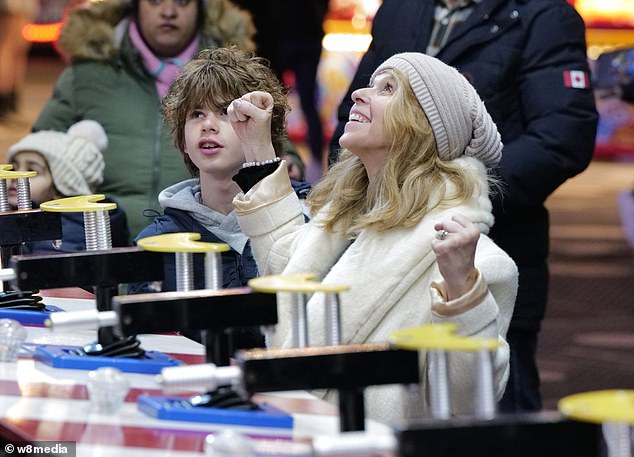 ابتسمت كيت من الأذن إلى الأذن بينما قضى الثنائي وقتًا ممتعًا معًا، يتنافسان مع بعضهما البعض في الألعاب التنافسية