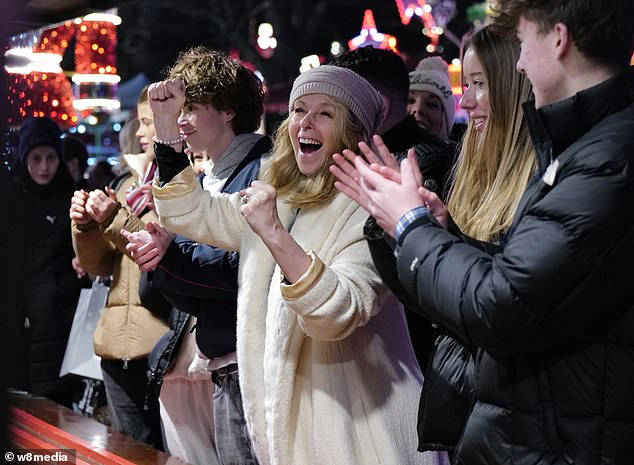 وفي لحظة واحدة، يمكن رؤية كيت وهي تصرخ وترفع قبضتيها، بشكل واضح فوق القمر بفوزها بجائزة كبيرة