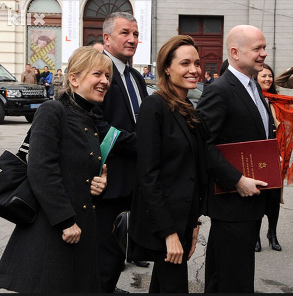 أصبحت جولي وهيليك (يسار) قريبتين في عام 2012 بعد أن تعاونت مع رئيسه آنذاك، وزير خارجية المملكة المتحدة السابق ويليام هيج (يمين)، في حملة مناهضة للعنف الجنسي.