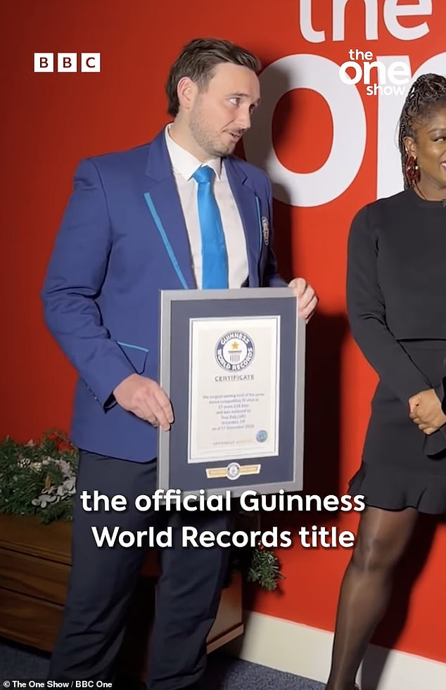 ظهر في برنامج The One Show مع المضيفين كلارا أمفو وأليكس جونز، وانضم إليهم ممثل موسوعة غينيس للأرقام القياسية، ويل، الذي شارك الأخبار
