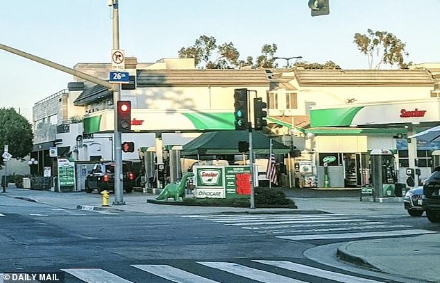 ومن المفارقات أن المطعم يقع على الجانب الآخر من الشارع من محطة بنزين سنكلير حيث التقطت كاميرات المراقبة نيك وهو يمشي في وقت متأخر من ليلة السبت - وهي نفس محطة الوقود التي لاحظ الموظفون فيها أن سلوكه قد تغير في الأيام التي سبقت عمليات القتل.