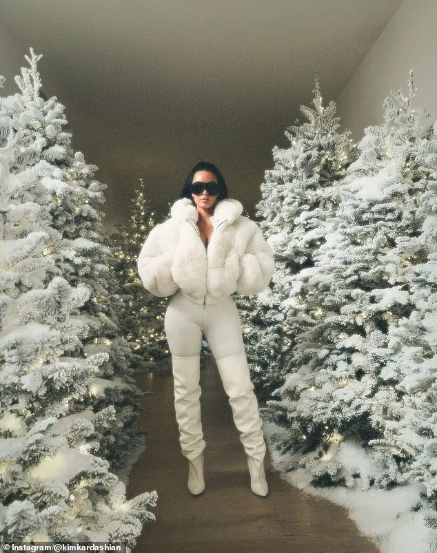 استخدمت كارداشيان مناظر جبال الألب في قصرها في Hidden Hills في جلسة تصوير لمجموعتها الشتوية الجديدة كليًا SKIMS