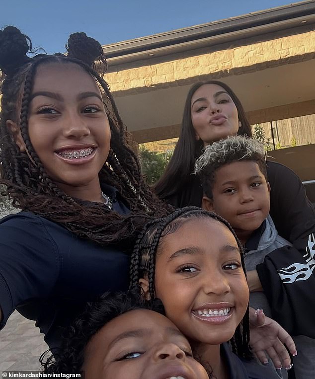 لا تدخر الأم لأربعة أطفال أي نفقات عندما يتعلق الأمر بحضنتها - المزمور والشمال وشيكاغو والقديس، في الصورة في اتجاه عقارب الساعة من اليسار إلى اليمين في سبتمبر 2024 - وخاصة في عيد الميلاد