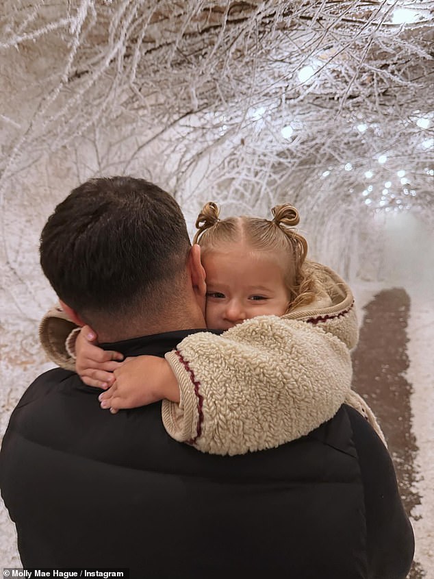 حمل تومي بامبي عبر الغابة المغطاة بالثلوج