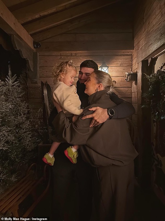 قامت مولي بقص شخصية أنيقة مرتدية كنزة بنية بسحاب أمامي ونسقتها مع ملابس رياضية متطابقة وأقراط فضية كبيرة