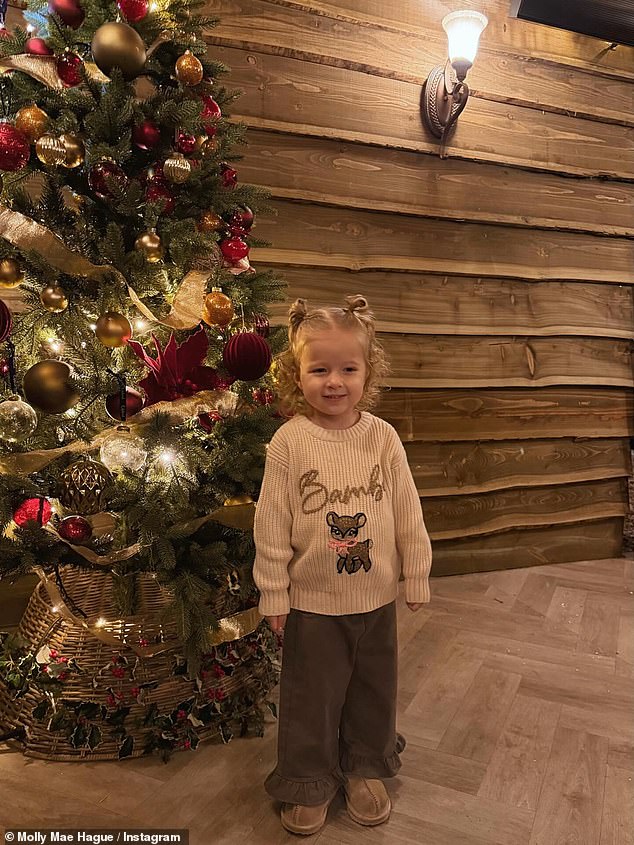 بدا الطفل صغيرًا رائعًا وهو يرتدي سترة محبوكة مخصصة 