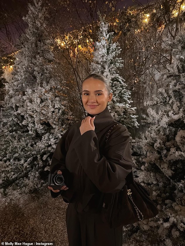 صممت الشخصية التلفزيونية خصلات شعرها الشقراء في كعكة منخفضة أنيقة، وحملت متعلقاتها في حقيبة يد من جلد الغزال البني من شانيل بقيمة 5 آلاف جنيه إسترليني.