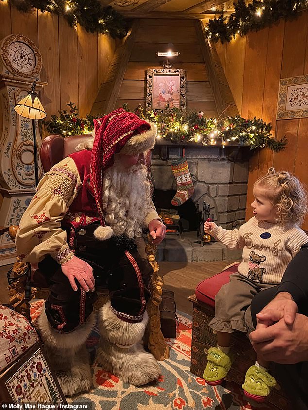 استبدلت بامبي حذائها لاحقًا بزوج من نعال غرينش عندما التقت بالأب عيد الميلاد