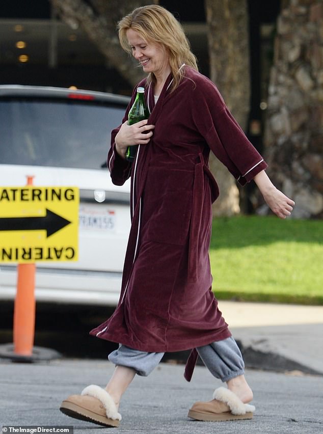 وتحولت بولسون، البالغة من العمر 51 عامًا، عندما شوهدت في موقع التصوير، وهي ترتدي تسريحة شعر أشقر فراولة يمكن التعرف عليها على الفور مع وورنوس.