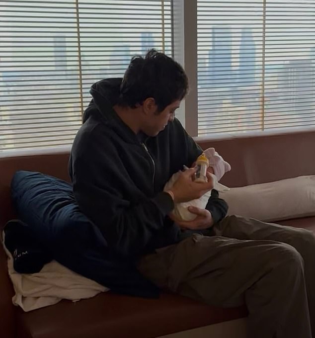 يمكن رؤية ديفيدسون وهو يحمل طفلته في لقطة واحدة