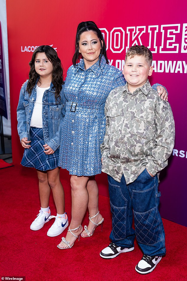 وهي أيضًا أم لابنها كايزر (على اليمين) البالغ من العمر 11 عامًا، من علاقتها السابقة مع ناثان جريفيث، وهي تشارك ابنتها إنسلي (على اليسار) البالغة من العمر ثماني سنوات مع زوجها السابق ديفيد إيسون؛ الصورة في سبتمبر في مدينة نيويورك