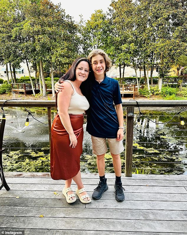 إيفانز هي أم لثلاثة أطفال من علاقات سابقة. وهي تشارك ابنها جيس البالغ من العمر 16 عامًا (في الصورة) مع صديقها السابق أندرو لويس