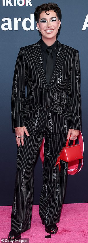 وكان مؤثر الماكياج المثير للجدل جيمس تشارلز حاضراً أيضاً في هذا الحدث