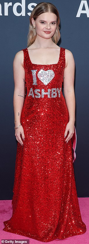 أثارت آشبي فلورنس ضجة كبيرة بفستان أحمر كتب عليه: 