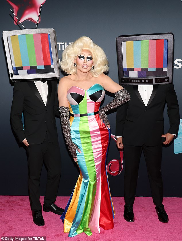 قامت شركة RuPaul's Drag Race alum Trixie Mattel بتصميم ثوب على نمط شاشة اختبار تلفزيونية، محاطًا برجال يرتدون أقنعة مصنوعة لتشبه أجهزة التلفاز ذات شاشات الاختبار