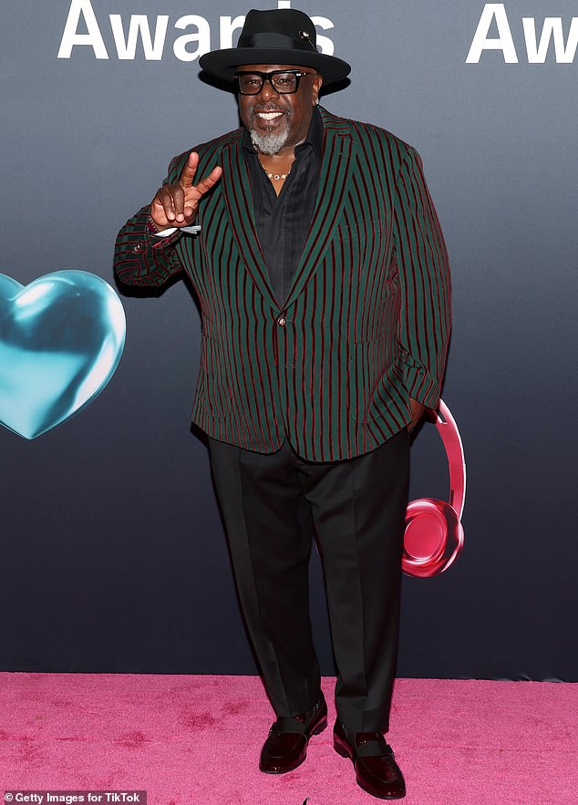 ضمت التشكيلة المرصعة بالنجوم على السجادة الحمراء سيدريك ذا إنترتينر، الذي كان يرتدي قبعته المميزة ويلوح بمرح بعلامة السلام.