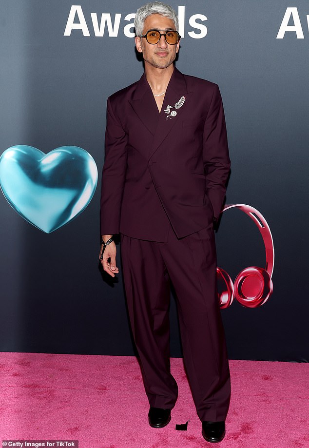 كما جعل نجم Queer Eye، Tan France، حضوره محسوسًا في هذا الحدث، حيث ارتدى بدلة كستنائية مزينة ببروش معدني من الريش.