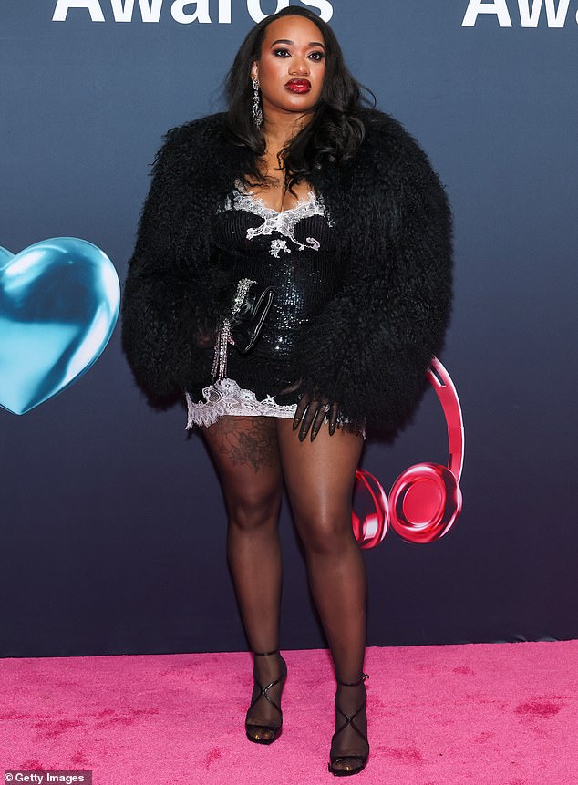 بدت مؤثرة التجميل ستورمي ستيل تفوح منها رائحة الثمانينيات في فستان قصير متلألئ تم وضعه تحت سترة قصيرة من الفرو الأسود