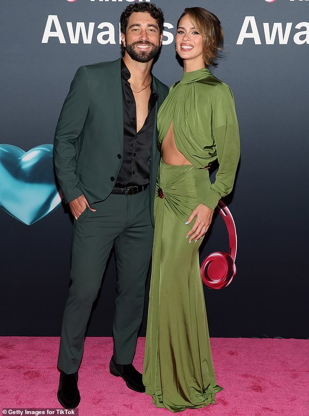 كان بطل البكالوريوس السابق جوي غرازيادي برفقة خطيبته كيلسي أندرسون، الفائزة في موسمه من مسلسل الواقع ABC