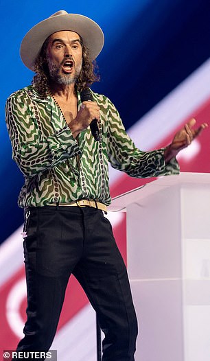 ربطت براند السياسة بمناقشة قصة بيري الرومانسية الجديدة مع السياسي ذي الميول اليسارية أثناء التحدث إلى جمهور محافظ للمجموعة التي أسسها الراحل تشارلي كيرك.