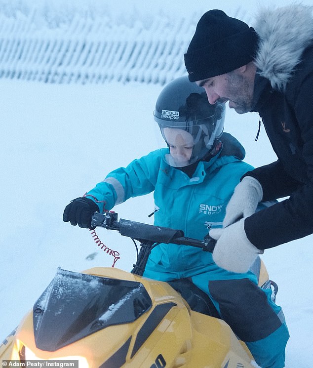 وفي مكان آخر، شوهد جورج وهو يتلقى تعليمًا موجزًا ​​بعد التسلق على متن عربة ثلجية مصغرة