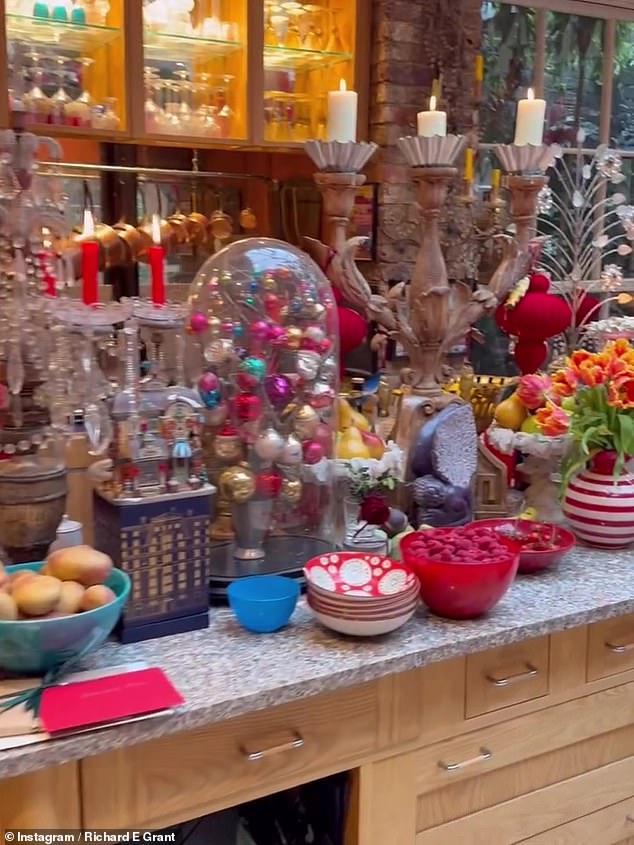 كانت كل شبر من الطاولة مغطاة بالطعام والزهور بينما كان ريتشارد يستعد للترحيب بالضيوف لتناول وجبته الاحتفالية