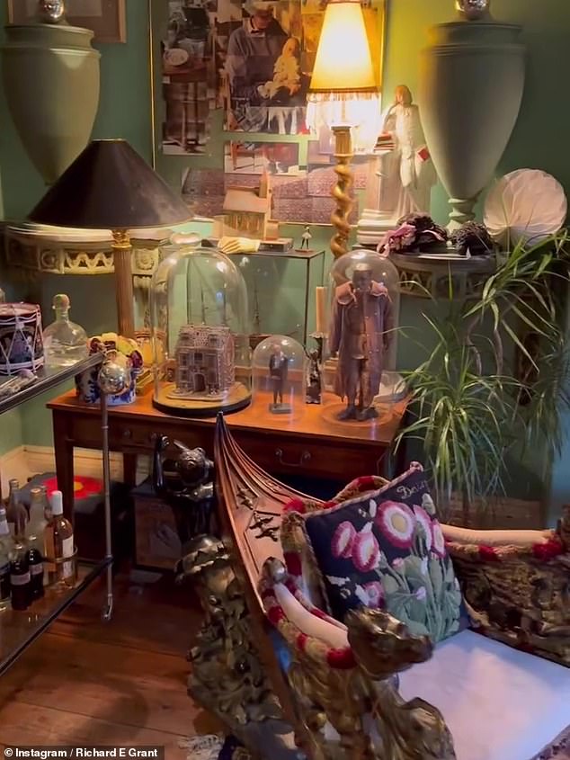 وأظهر مقطع الفيديو الخاص به أنه بجانب شجرة عيد الميلاد المزينة بشكل جميل، قام بتغطية كل ركن من أركان الغرفة بالصور والزخارف والقطع المعلقة الملونة.