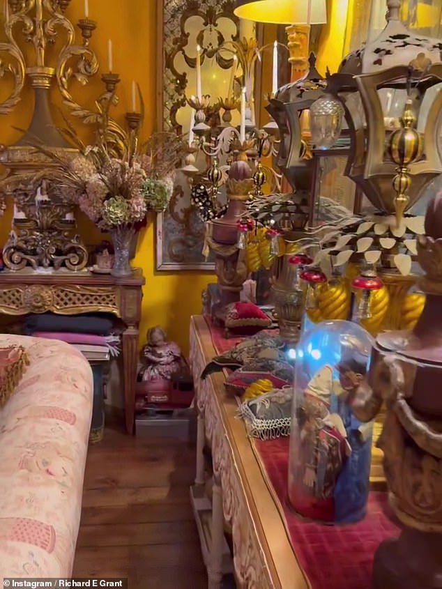 كانت غرفة المعيشة مليئة أيضًا بأرائك مطبوعة بطبعة بيزلي ووسائد مطرزة بدقة