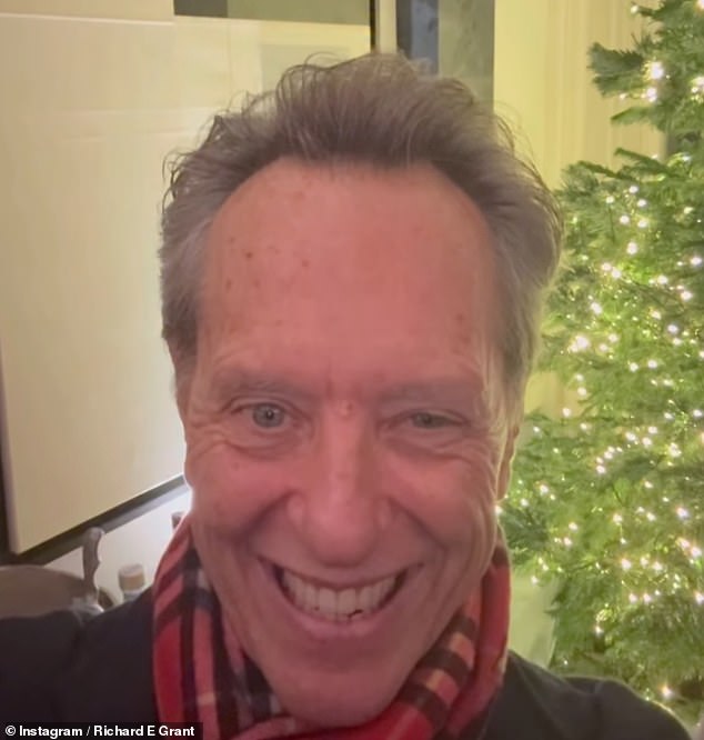 وعرض الممثل كيف قام بتزيين منزله في غرب لندن بزينة عيد الميلاد المذهلة قبل الترحيب بالضيوف في موسم الأعياد هذا.