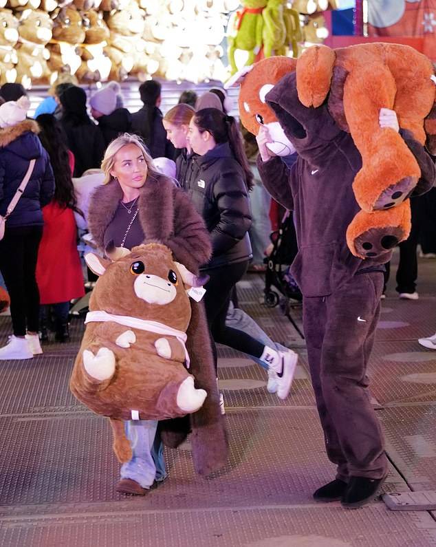 تدير عيادة تجميل جنبًا إلى جنب مع أختها الممرضة التجميلية التي تقدم علاجات مثل المكياج شبه الدائم وعلاجات الجلد عن طريق الحقن في بروملي.