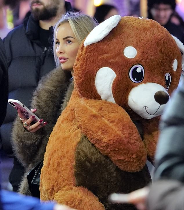 بدت أوليفيا فاتنة وهي ترتدي معطفًا دافئًا من الفرو البني مع بنطال جينز ممزق وحذاء Ugg