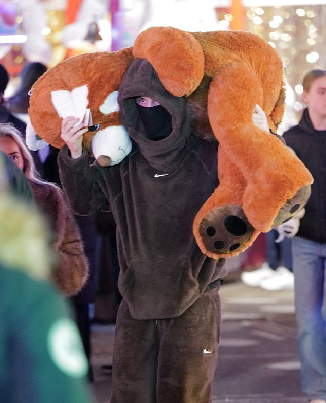 ذهب كول متخفيًا مرتديًا قناعًا وسترة بقلنسوة في أمسيتهما الرومانسية في هايد بارك بلندن