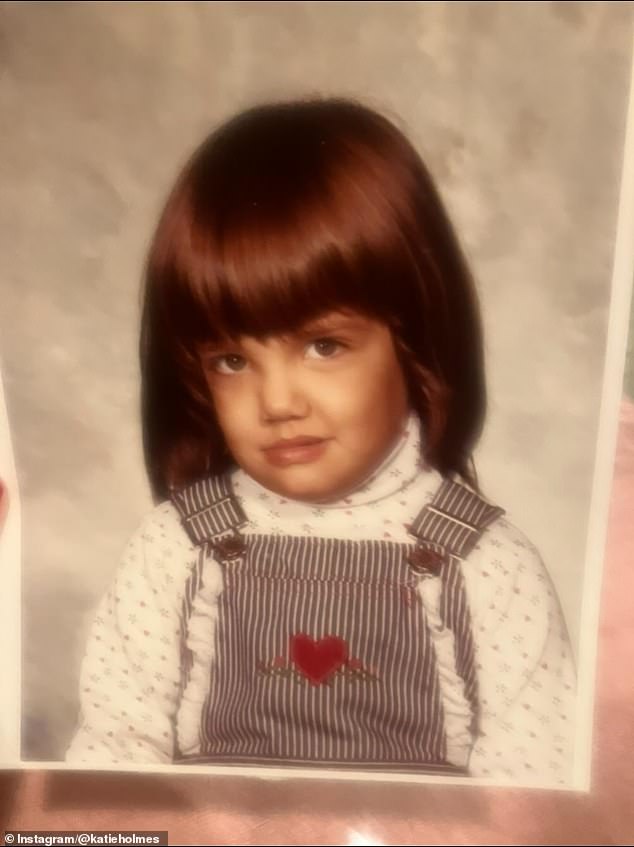 انتقلت شب Dawson's Creek إلى Instagram لمشاركة صورة لنفسها بينما كانت النسخة الأصغر منها من نفسها تتجهم بشكل رائع في صورة