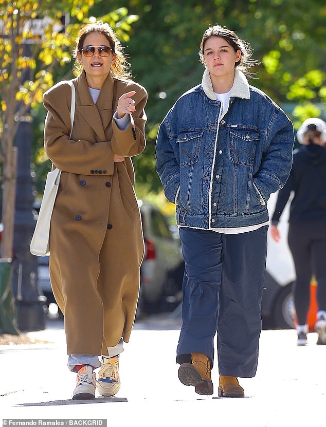 بدت طفولة الممثلة متطابقة تقريبًا مع ابنتها الصغيرة سوري نويل كروز، التي تبلغ الآن 19 عامًا؛ الصورة في أكتوبر 2024