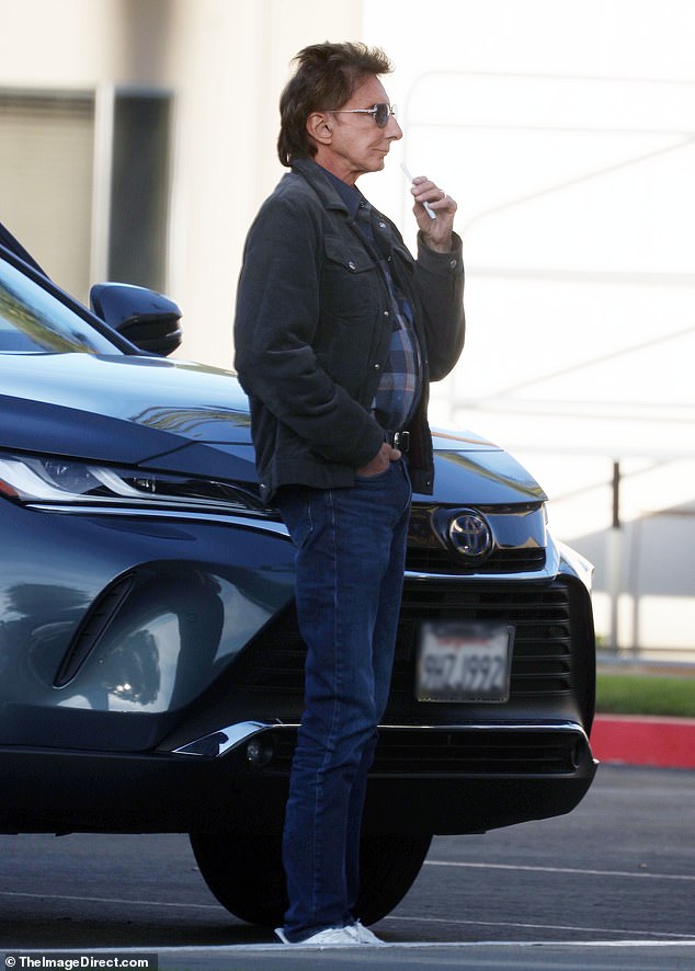 شوهد في 17 ديسمبر مع قلم vape في نزهة نادرة في بالم سبرينغز