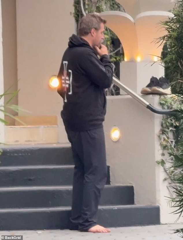 كان حذاءه الرياضي الداكن مرتكزًا على الحائط بجوار الدرج الموجود على اليمين