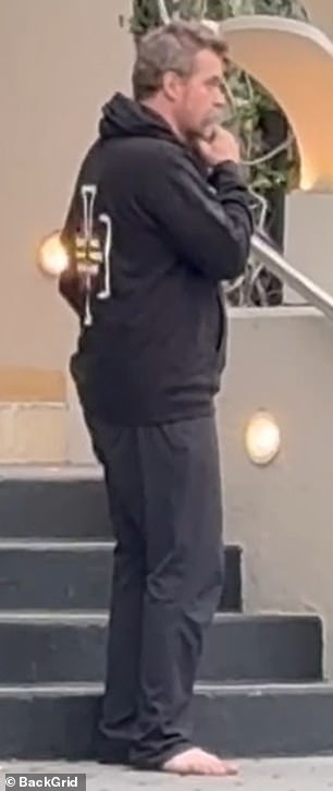 كان يسير أمام الفندق بجوار منصة خدمة صف السيارات.