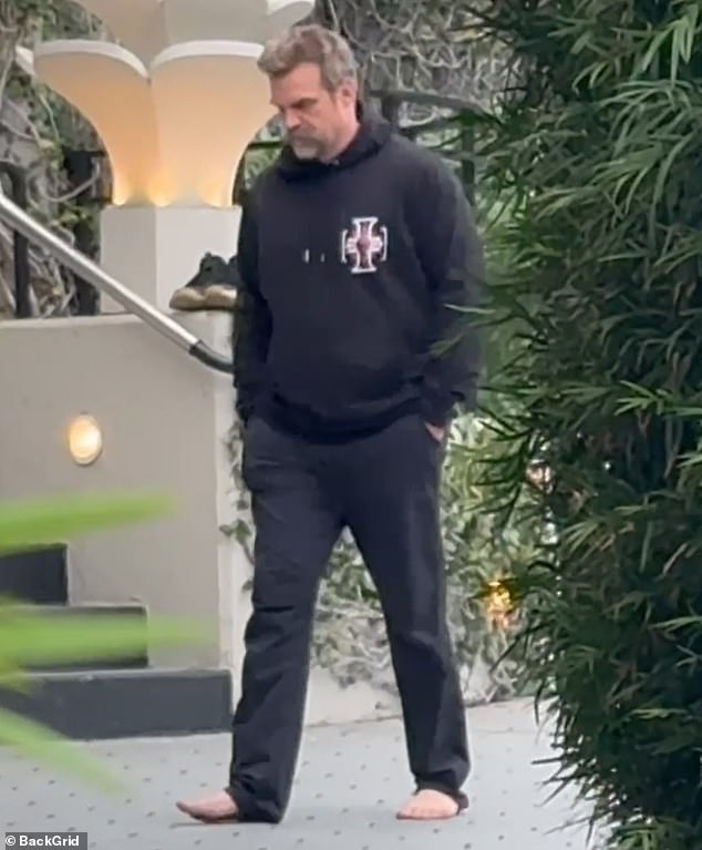 كان الممثل - الذي انفصل في وقت سابق من هذا العام عن زوجته ليلي ألين - يرتدي سترة سوداء وسروالًا داكنًا وله لحية كثيفة بينما كان رأسه منخفضًا