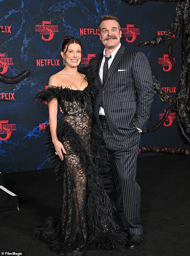 ذكرت صحيفة ديلي ميل حصريًا الشهر الماضي أن النجمة المشاركة في بطولة Harbour's Stranger Things ميلي بوبي براون قد رفعت 