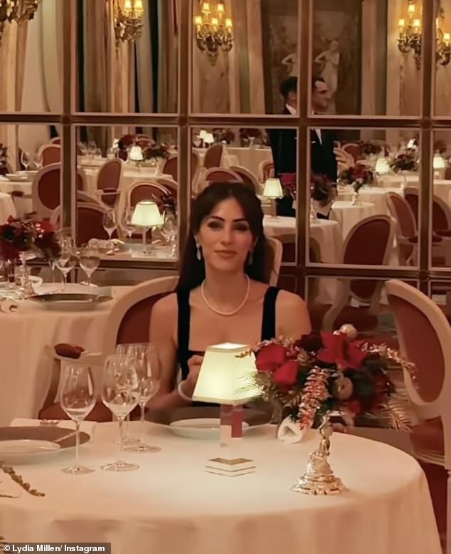 في الفترة التي سبقت عيد الميلاد، استمتعت ليديا وزوجها، زميلها منشئ المحتوى علي جوردون، بعشاء رائع في فندق الريتز